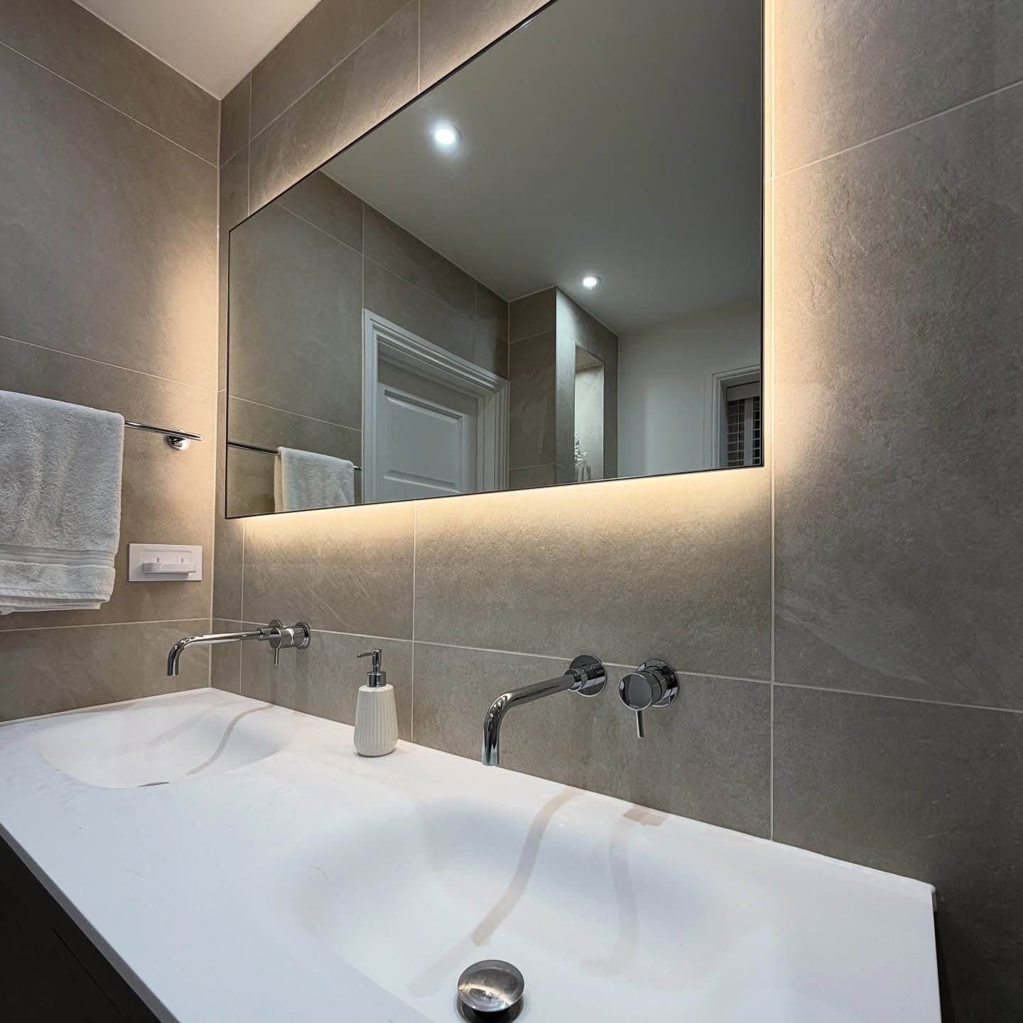 The Twin Basin Bathroom, photo 2