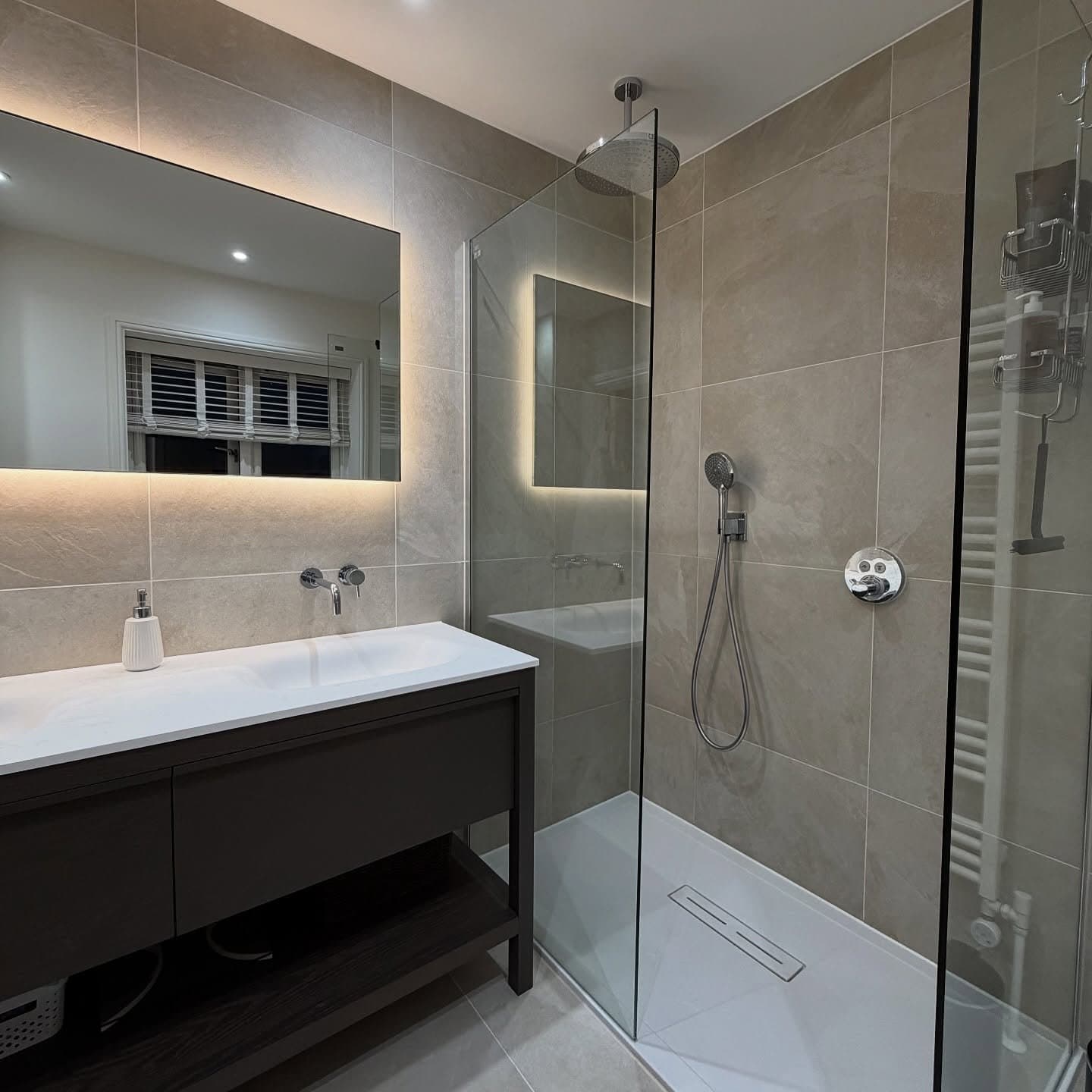 The Twin Basin Bathroom, photo 3