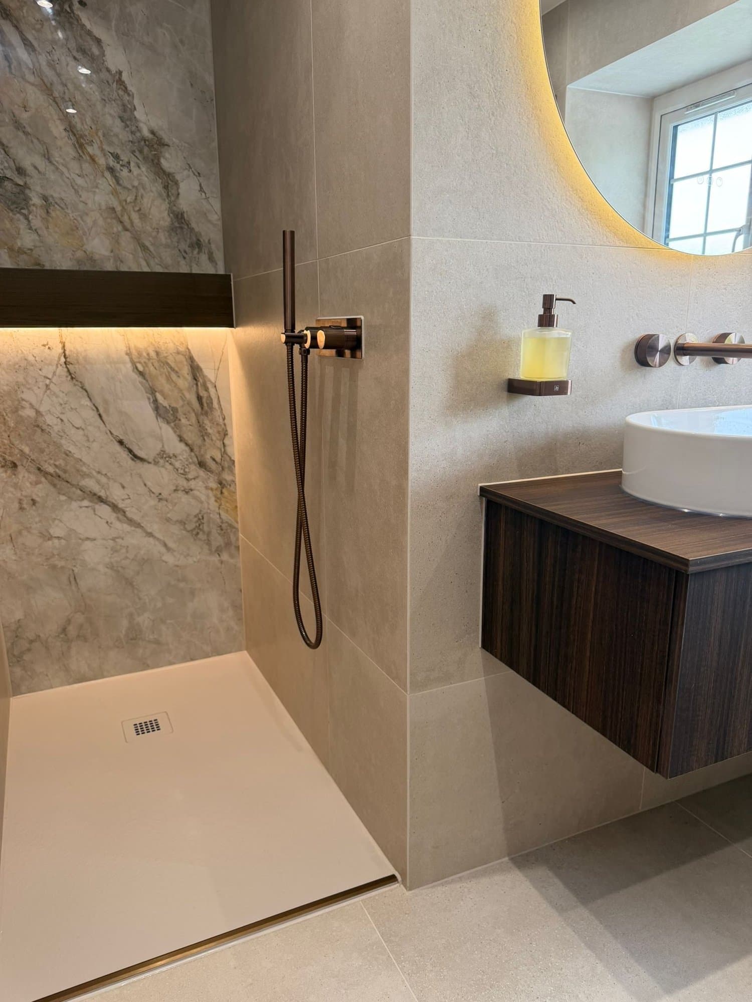 The Dark Timber Bathroom, photo 4