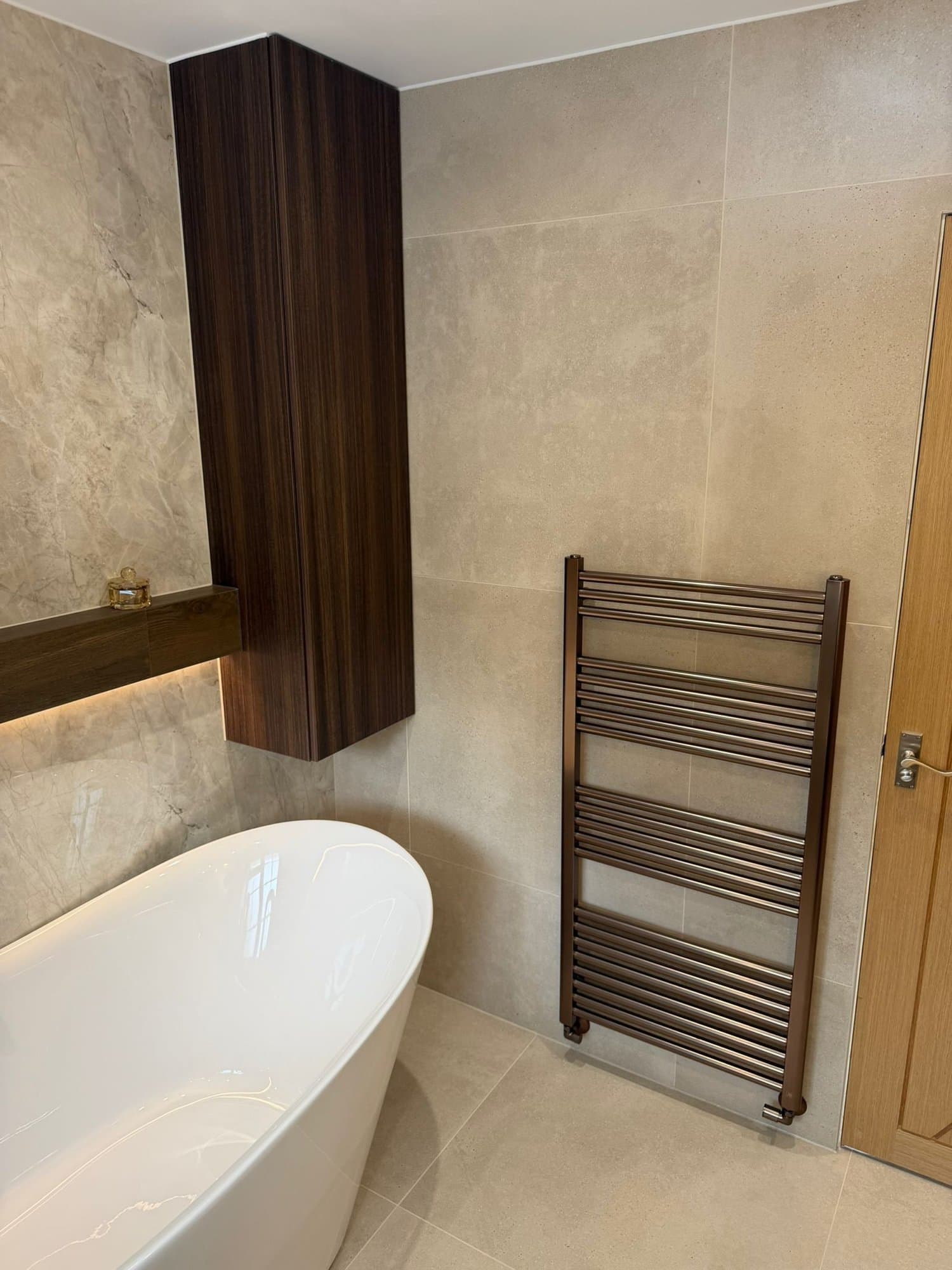 The Dark Timber Bathroom, photo 7